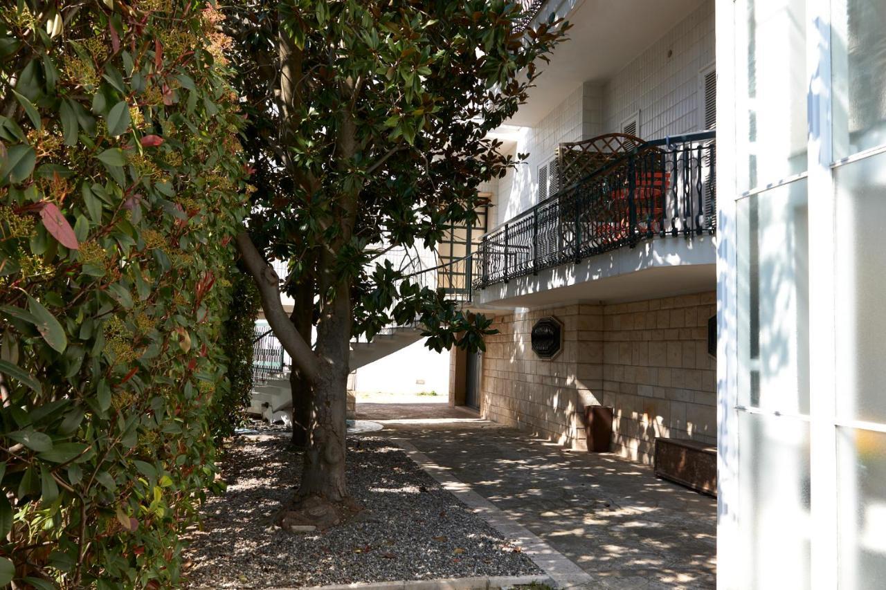 Il Giardino Di Flora - Piscina & Jacuzzi Hotel Lecce Buitenkant foto