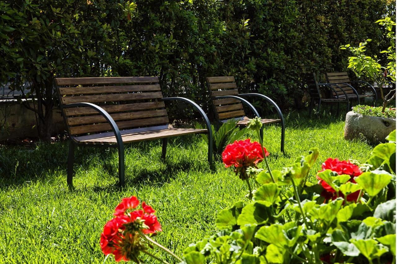 Il Giardino Di Flora - Piscina & Jacuzzi Hotel Lecce Buitenkant foto