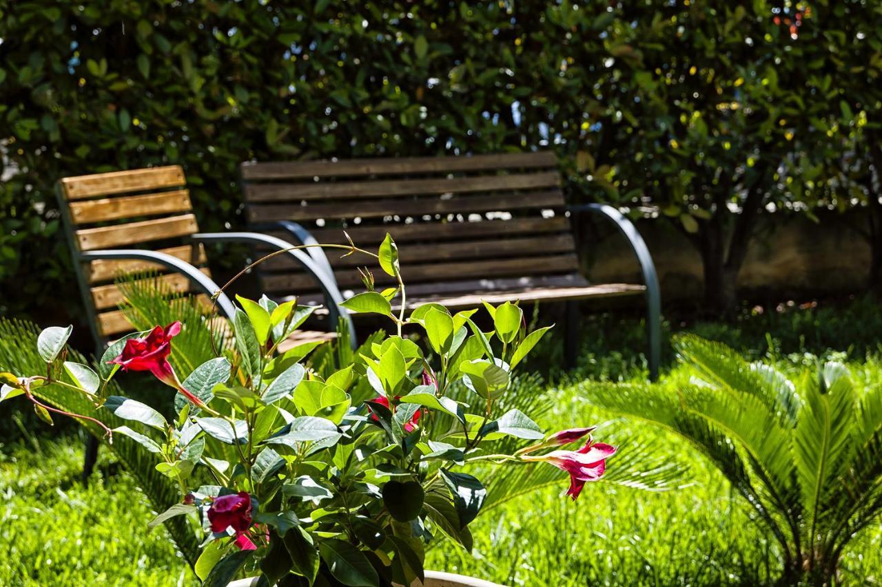 Il Giardino Di Flora - Piscina & Jacuzzi Hotel Lecce Buitenkant foto